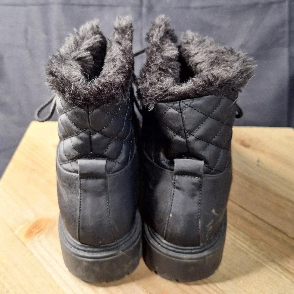 Khombu Black Quilted Faux Fur Lined Lace Up Winter Boots Lug Sole Womens size 10